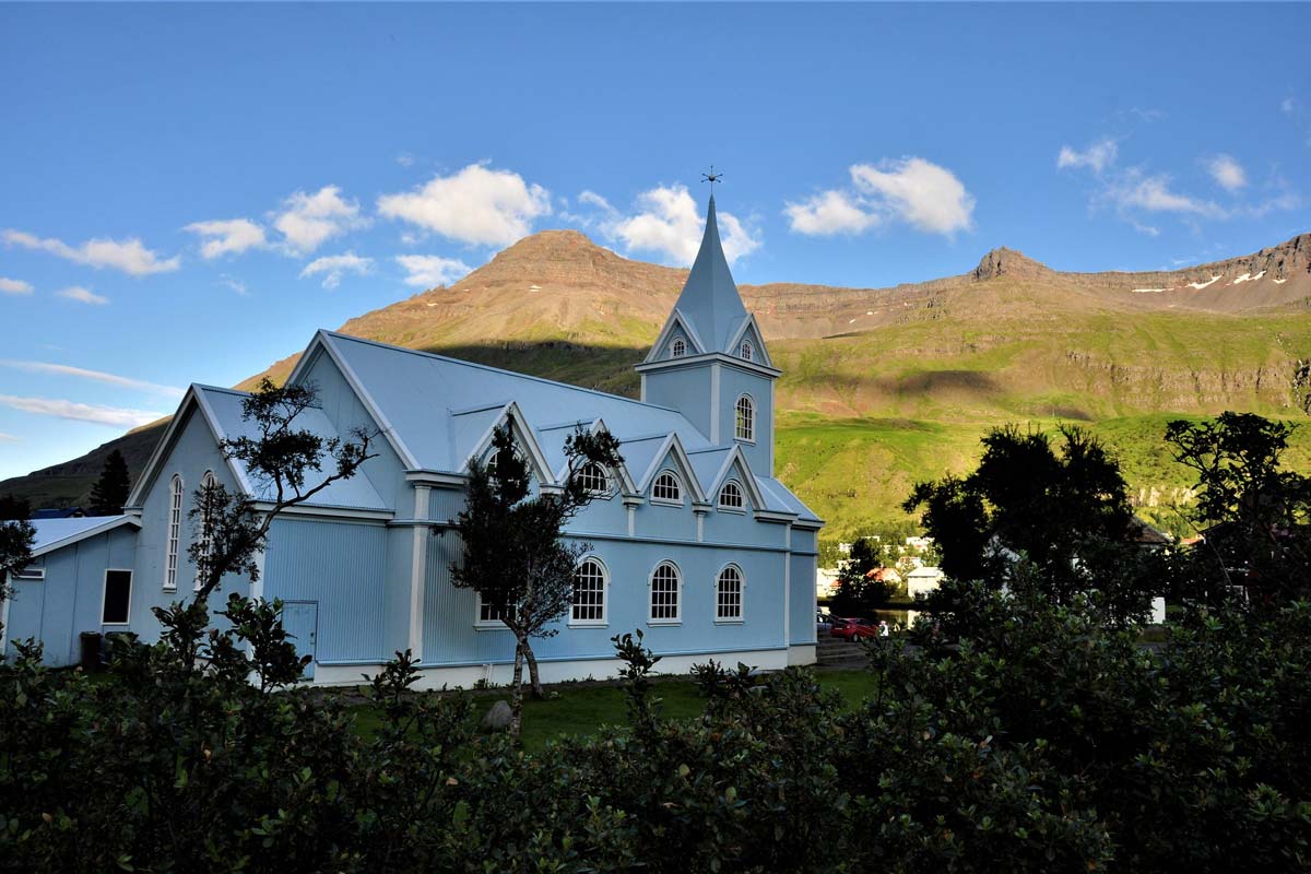 celebre-eglise-bleue-seydisfjordur