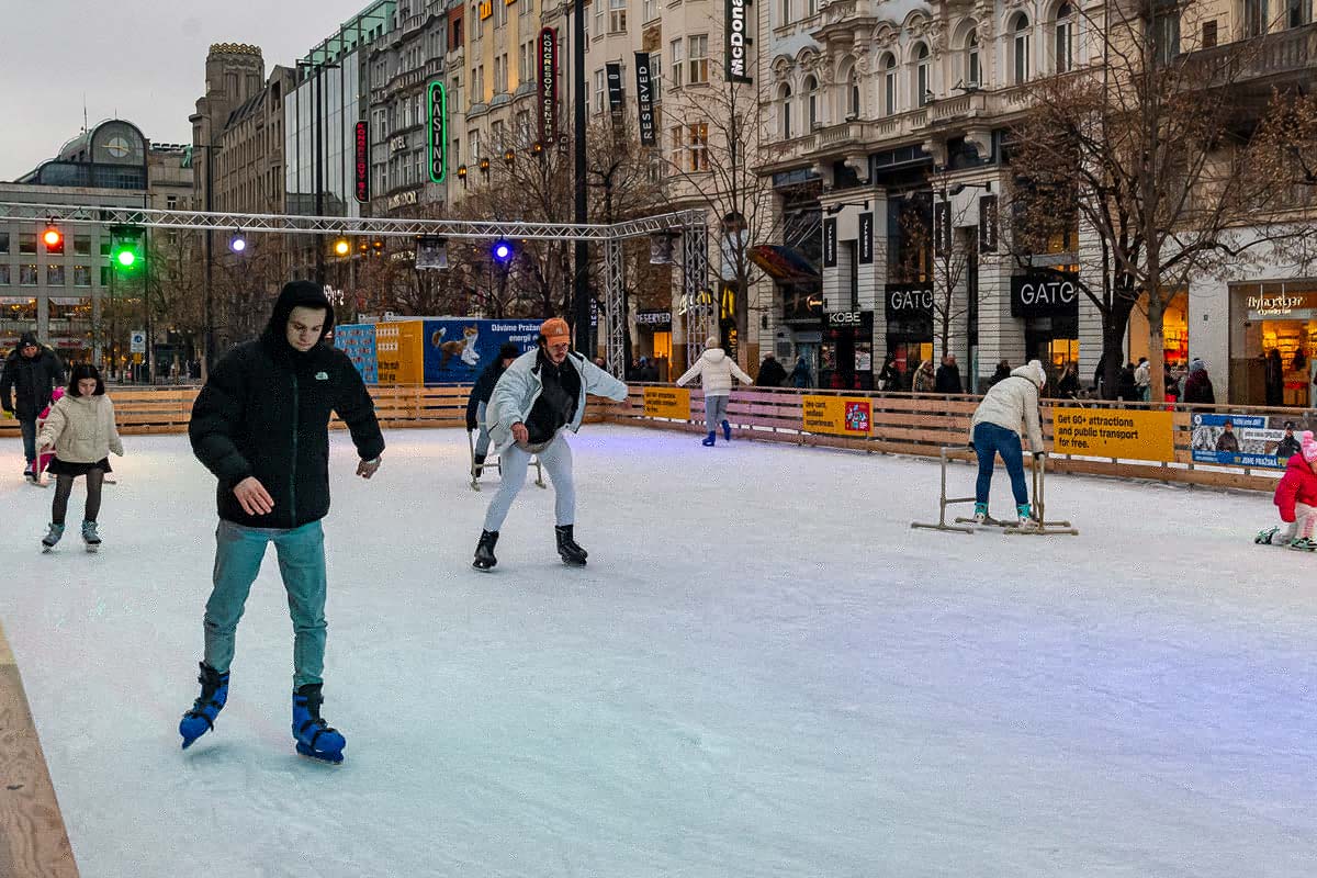 patinoire-centre-ville-prague-noel