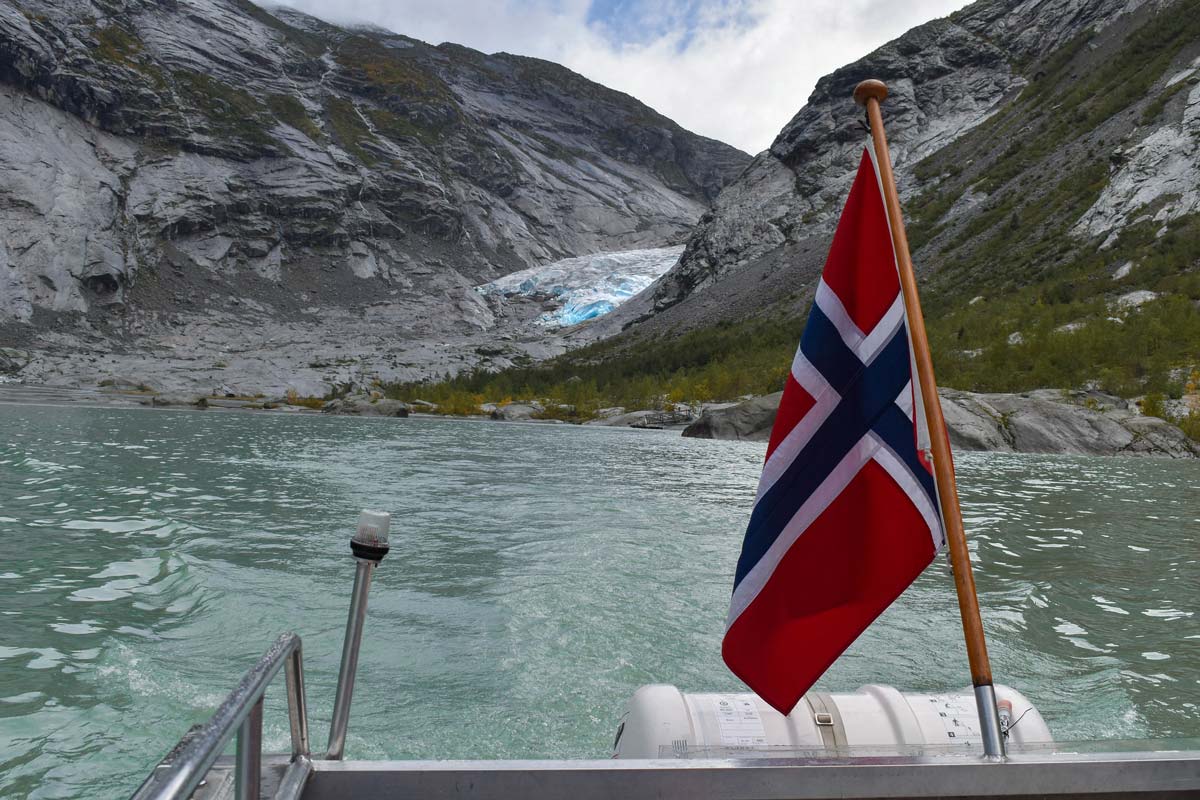 ferry-jusqua-glacier-nigardsbreen