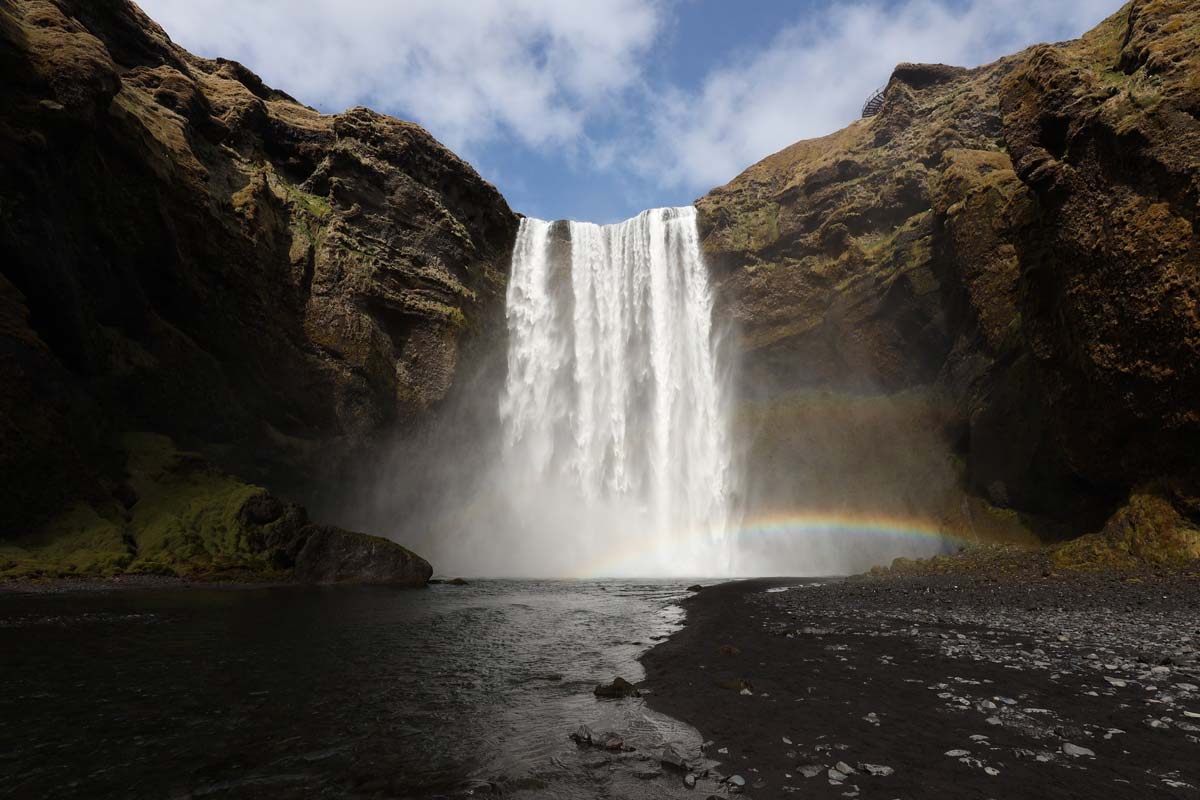 immense-cascade-skogafoss-vik-islande