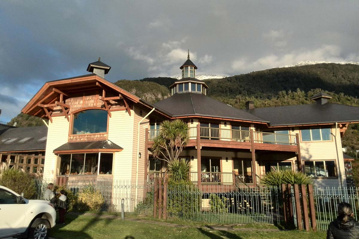 hotel-puerto-chacabuco-excursion-glacier-san-rafael