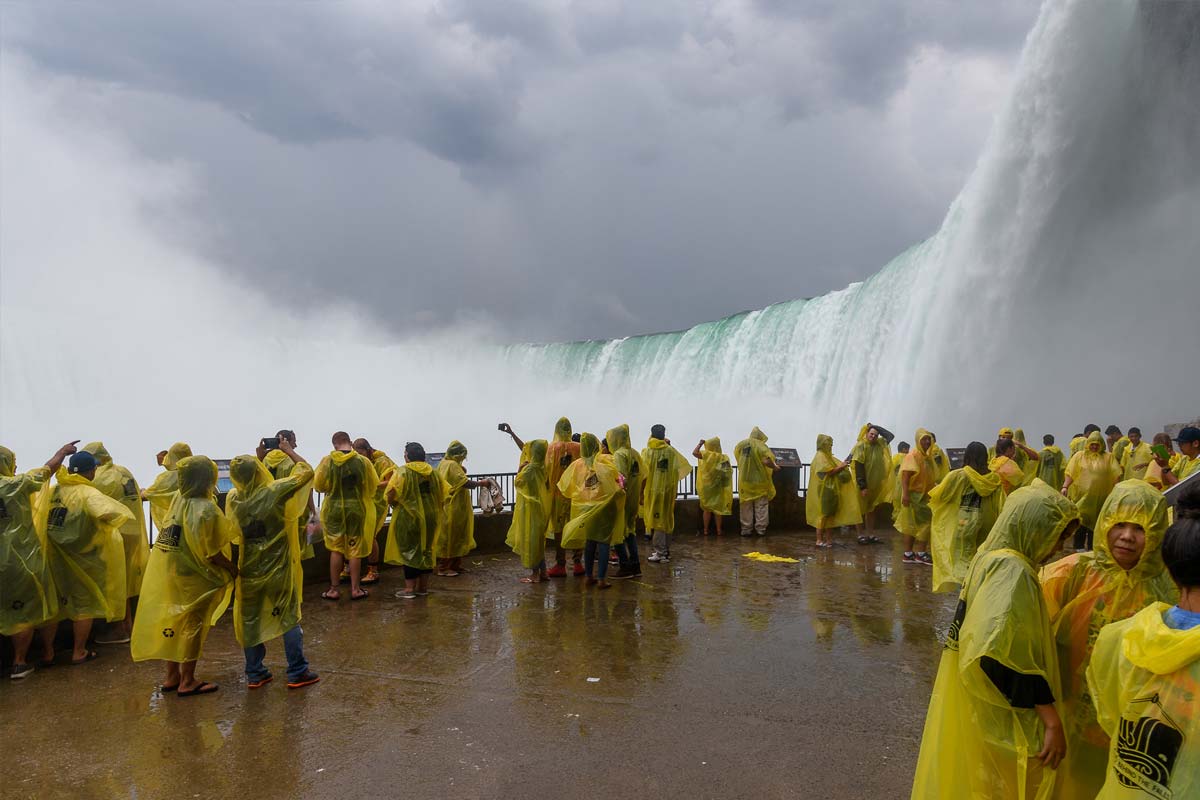 point-de-vue-journey-behind-the-falls