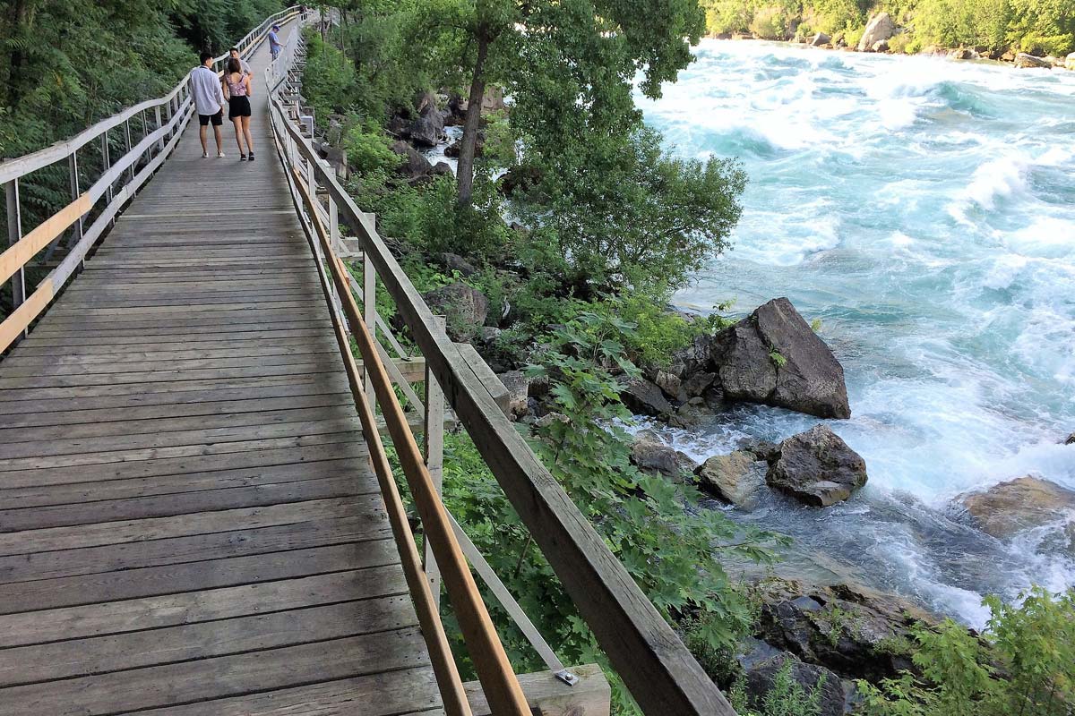 white-walker-walk-promenade-niagara